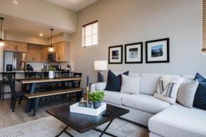 New! Luxury, Top Floor, Ski in/Ski Out, Private Hot Tub and Mountain Views